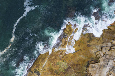 澳大利亚悉尼海浪和岩石海岸线的空中俯视图