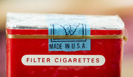 用美国标签做的。 美国生产的老式香烟包。 在包的顶部。 红色包裹。 过滤烟包的近镜头。 美国免税在美国以外使用。