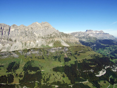 瑞士格勒鲁斯州布劳恩瓦尔德森林和林塔尔山谷上方的高山顶部砧木
