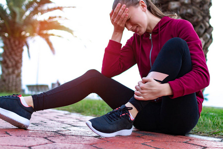 运动过程中腿部损伤,肌肉劳损和踝关节扭伤事故.照片