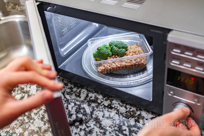 用微波炉加热食物微波中含有西兰花和荞麦的塑料容器