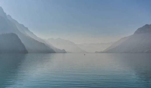 瑞士布里恩斯日落时的瑞士湖。 绿松石湖布里恩斯坐落在壮观的山景中。