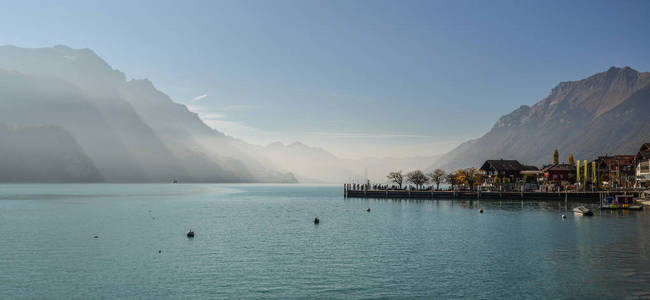 瑞士布里恩斯日落时的瑞士湖。 绿松石湖布里恩斯坐落在壮观的山景中。