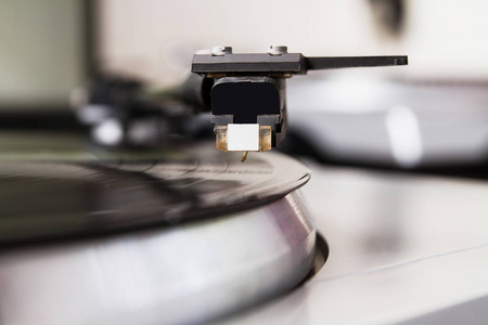 转盘播放乙烯基唱片与音乐。 用于DJ夜总会和复古时髦主题或音频爱好者的有用设备。