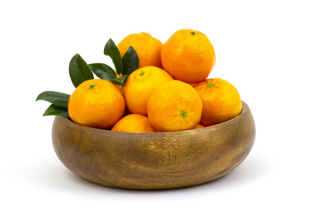 白色背景碗里的橘子
