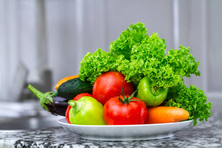 新鲜干净的蔬菜做沙拉. 正确和健康的食物照片