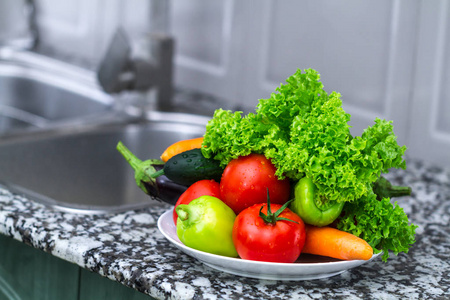 新鲜干净的蔬菜做沙拉. 正确和健康的食物照片