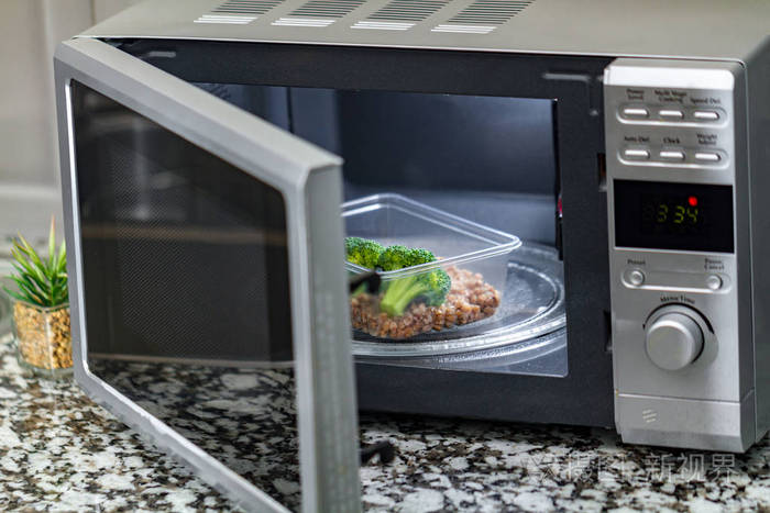 用微波炉加热食物用西兰花和荞麦在微波炉中加热塑料容器