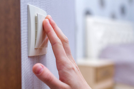 在房间里关灯或开灯照片