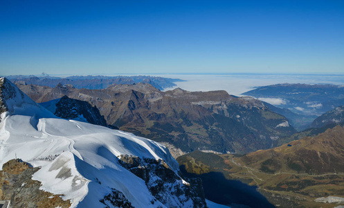 从瑞士Jungfraujoch站的阿尔卑斯山山脉。