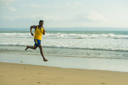 年轻，有吸引力，适合运动，强壮的黑人，美国男人在海滩上跑步，努力训练，在海水上冲刺，在职业运动员的生活方式和撕裂跑步锻炼
