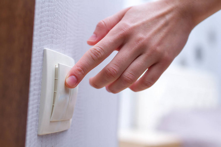 在房间里关灯或开灯照片