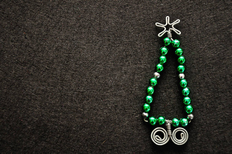 用黑色背景上的珠子和铁丝做成的圣诞树