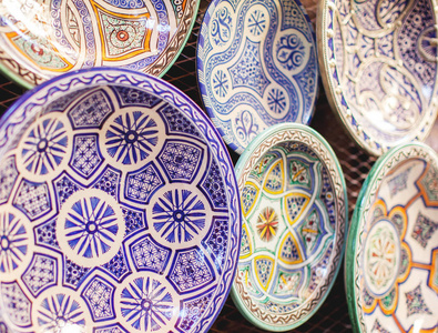 在摩洛哥的一家商店出售五颜六色的菜肴纪念品