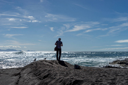人在福尔特文图拉望着大海..加那利群岛。西班牙