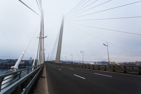 夜间的工业建筑金色电缆停留桥路车交通从上面.