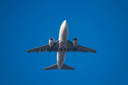 从机场高空起飞的白人乘客图片