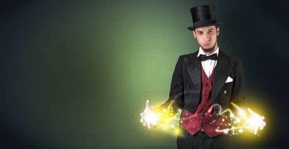 魔术师手持他的力量照片