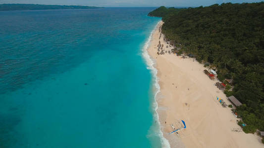 鸟瞰美丽海滩热带小岛上。长滩岛岛菲律宾