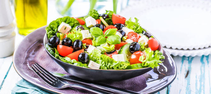 新鲜蔬菜希腊沙拉。 木制背景的健康食品