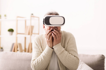 成熟的男人在谷歌眼镜旅行虚拟世界
