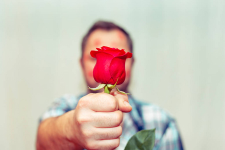红玫瑰的男人图片