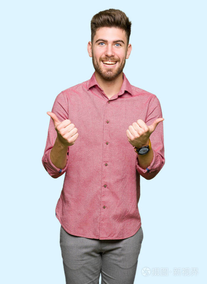 年轻英俊的商务休闲男子成功标志做积极的手势,用手竖起大拇指,微笑和