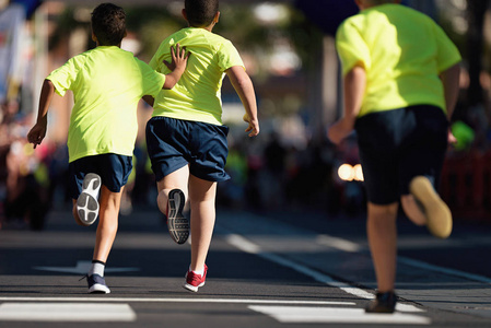 3.这个孩子帮助城市里跑得较弱的运动员完成马拉松赛跑的目标