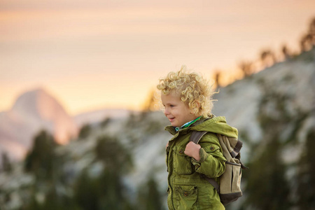徒步旅行者蹒跚学步的男孩参观加州约塞米蒂国家公园