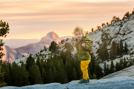 徒步旅行者蹒跚学步的男孩参观加州约塞米蒂国家公园