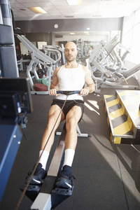 完全长镜头的运动男子在健身房做运动。