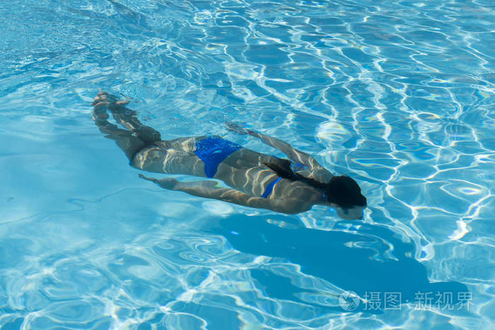 穿着泳衣在蓝色水池游泳的妇女 水下妇女画像与蓝色比基尼在游泳池照片 正版商用图片16qjjz 摄图新视界