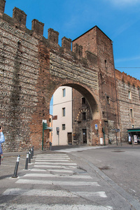 意大利维罗纳的堡垒墙2017年6月19日。