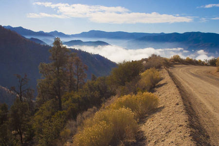 山口，从那里可以看到山谷上空的云在内华达山脉加州美国。 内华达山脉是美国西部的一个山脉。