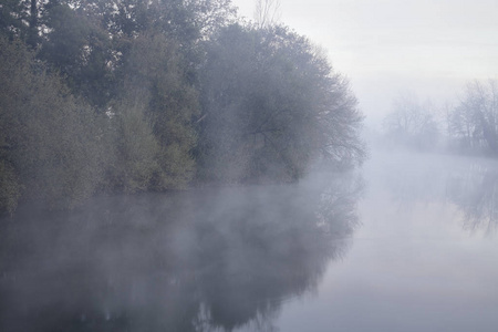 葡萄牙北部黎明薄雾中浪漫的河流曲线
