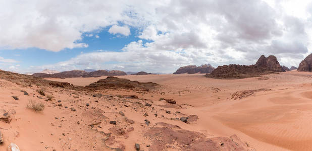 约旦亚喀巴市附近瓦迪朗姆沙漠迷人的美