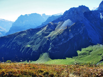 瑞士乌里州和格拉鲁斯州的菲塞滕格拉特和查默斯托克高山峰的全景图