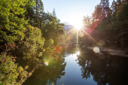 美国加利福尼亚秋季约塞米蒂国家公园的壮观景色
