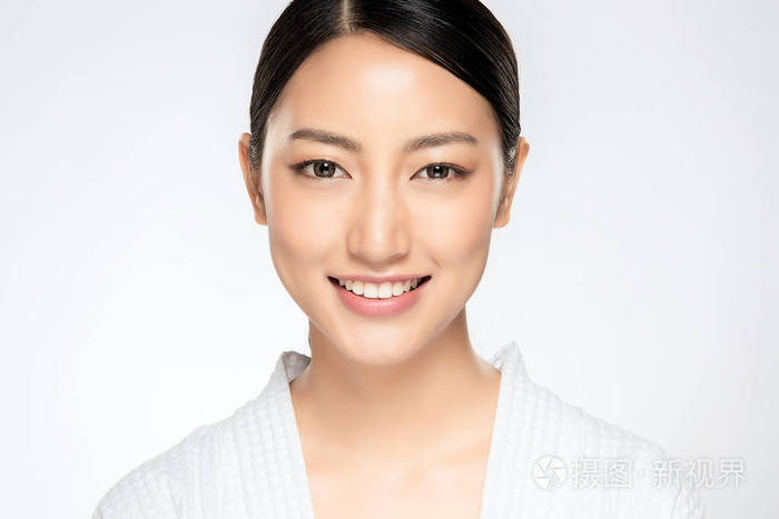 美丽的微笑女人干净的皮肤自然的化妆白色的背景上有白色的牙齿
