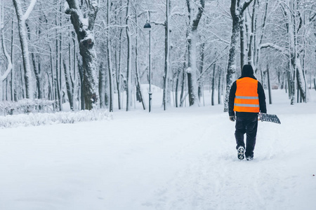 冬天在公园里的看门人照片