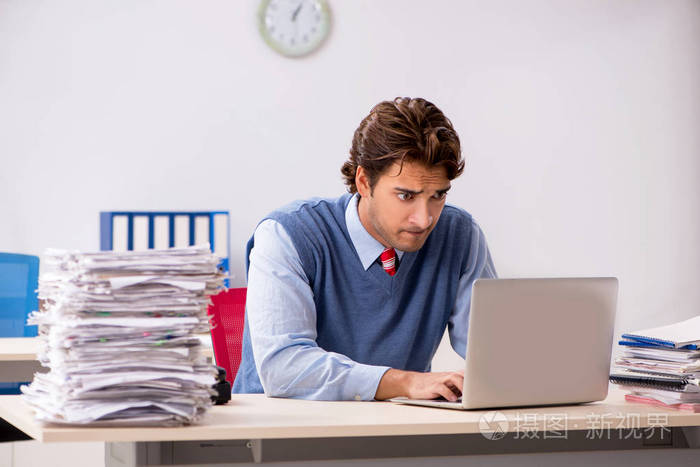 年轻英俊的员工对过度的工作不满