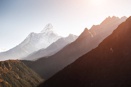 在喜马拉雅山尼泊尔日出时看到阿马达布拉姆山。 珠穆朗玛峰大本营跋涉。