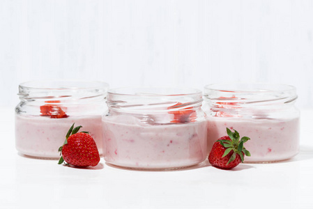 草莓酸奶，新鲜浆果，白色桌子特写