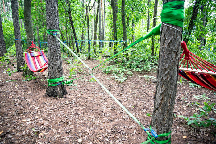 吊床和绳索在森林里伸展休息和活动