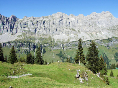 瑞士乌里州和格拉鲁斯州的菲塞滕格拉特和查默斯托克高山峰的全景图