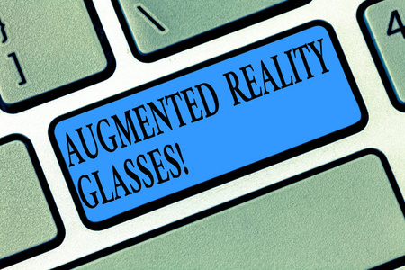 文字文字增强现实眼镜。商业概念为数字眼镜个人成像系统键盘键意向创建计算机消息按键盘的想法