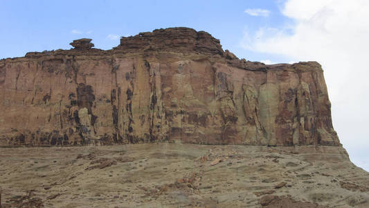 带有半沙漠植被的多色黄色岩层图片