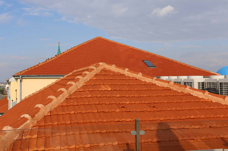 建筑物上部结构的屋顶，用来防止降水
