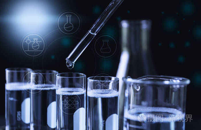 研究人员用玻璃实验室化学试管与液体进行分析,医学,制药和科研概念.