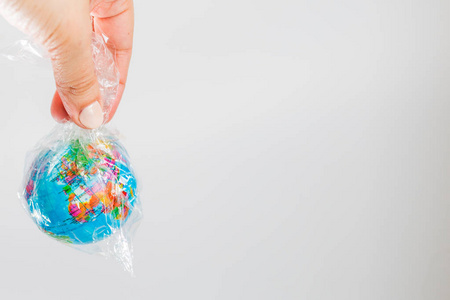 塑料袋里的地球小地球。 纯净地球的概念